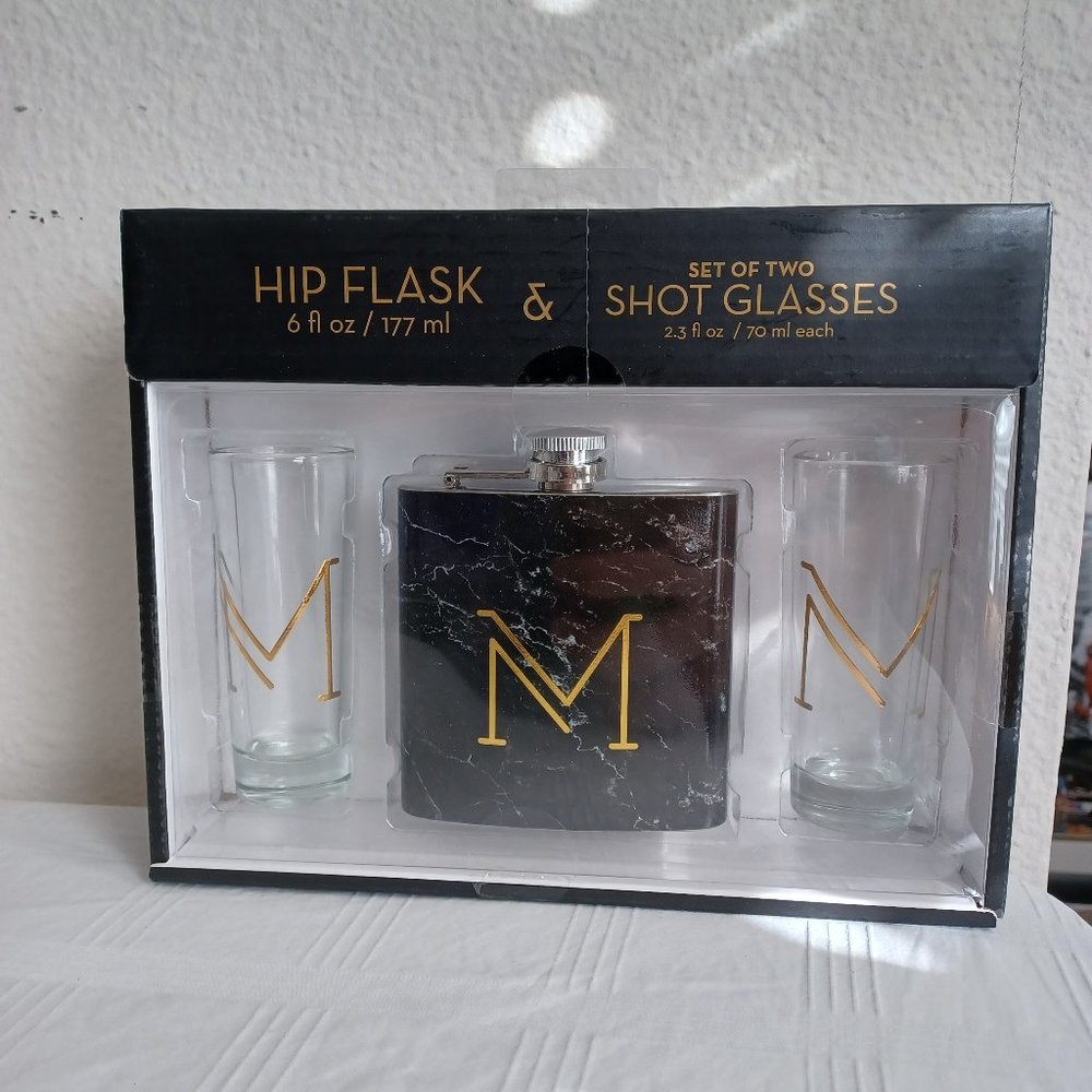 NEW Black and Gold “M” Hip Flask and Shot Glass Set (Petaca, Vasos de Chupito)